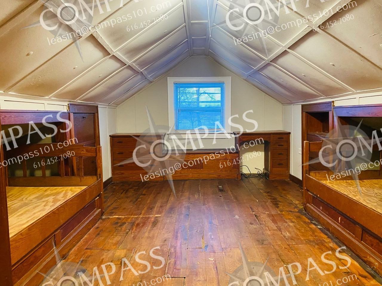 711 Knapp St Ne - Photo 7 of 11