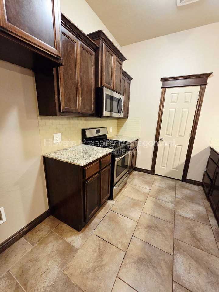 2302 Kintyre Rd - Photo 6 of 17