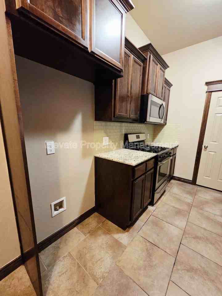 2302 Kintyre Rd - Photo 7 of 17