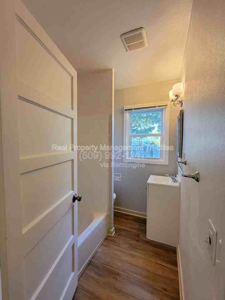 1005 Torbett St - Photo 4 of 16