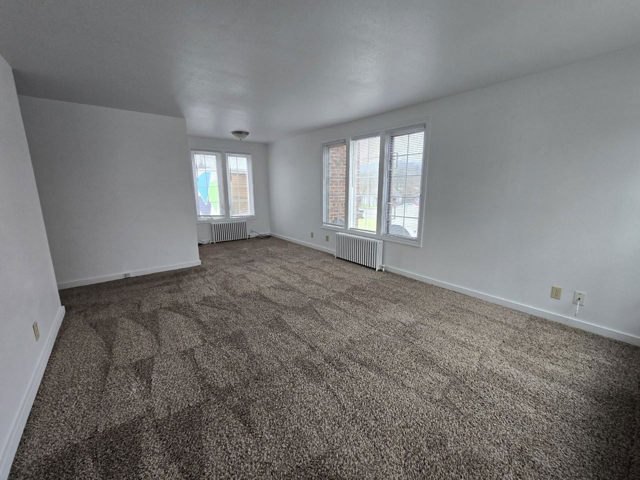 451 Ne Winchester St - Photo 3 of 18