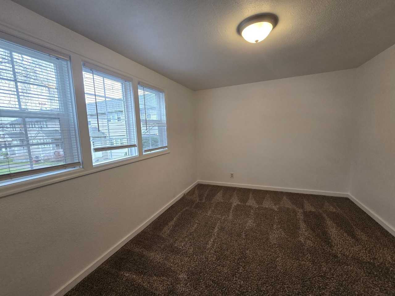 451 Ne Winchester St - Photo 5 of 18