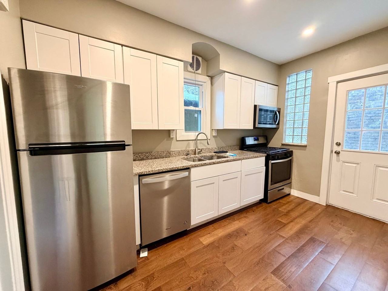 268 Fleet St - Photo 4 of 11