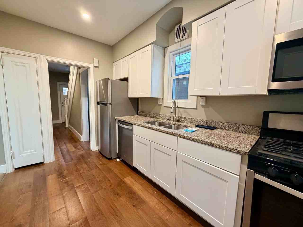 268 Fleet St - Photo 5 of 11