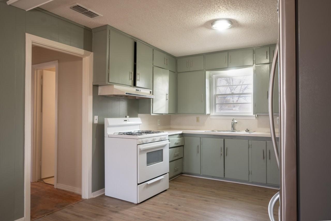 1517 37th St - Photo 4 of 9