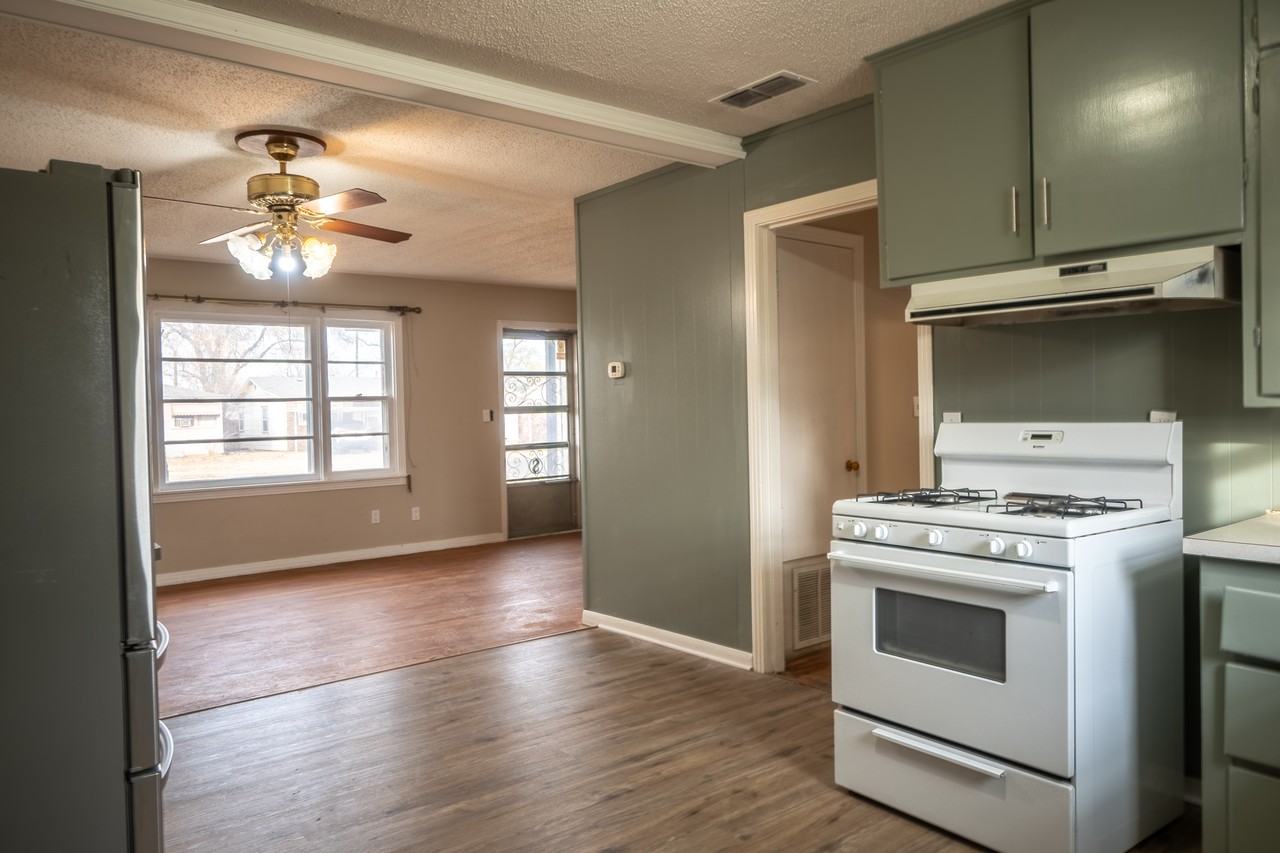 1517 37th St - Photo 5 of 9