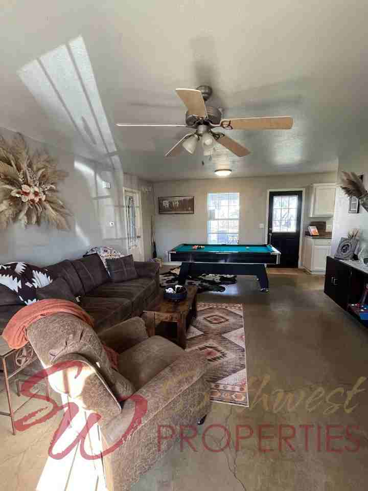 811 W Green St - Photo 2 of 18