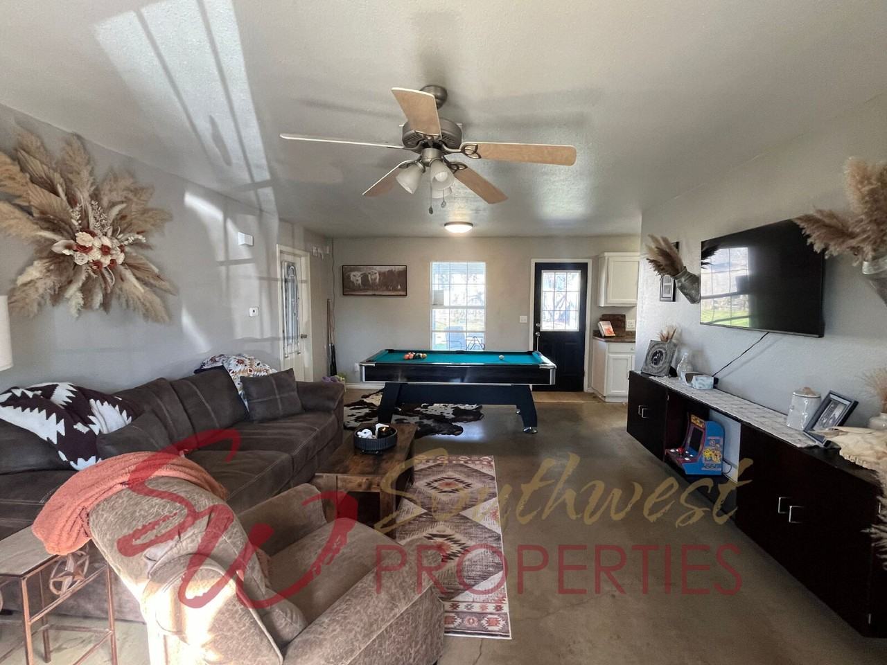 811 W Green St - Photo 3 of 18