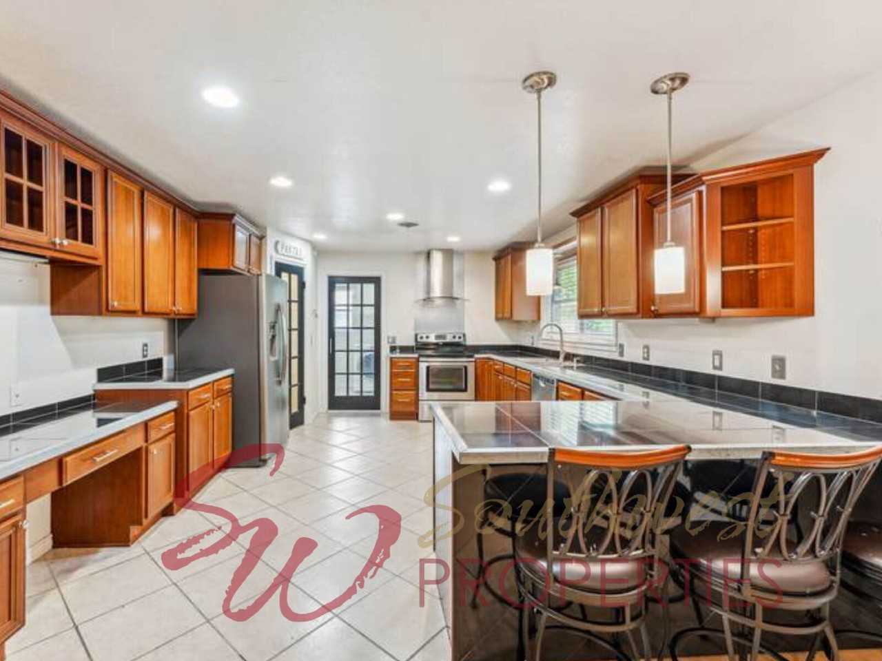 931 N Harbin Dr - Photo 6 of 14