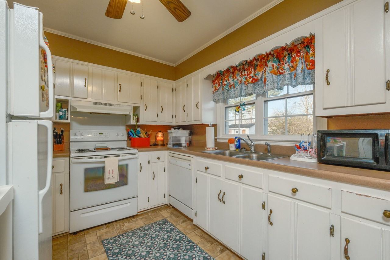 107 Edgewood St - Photo 6 of 15
