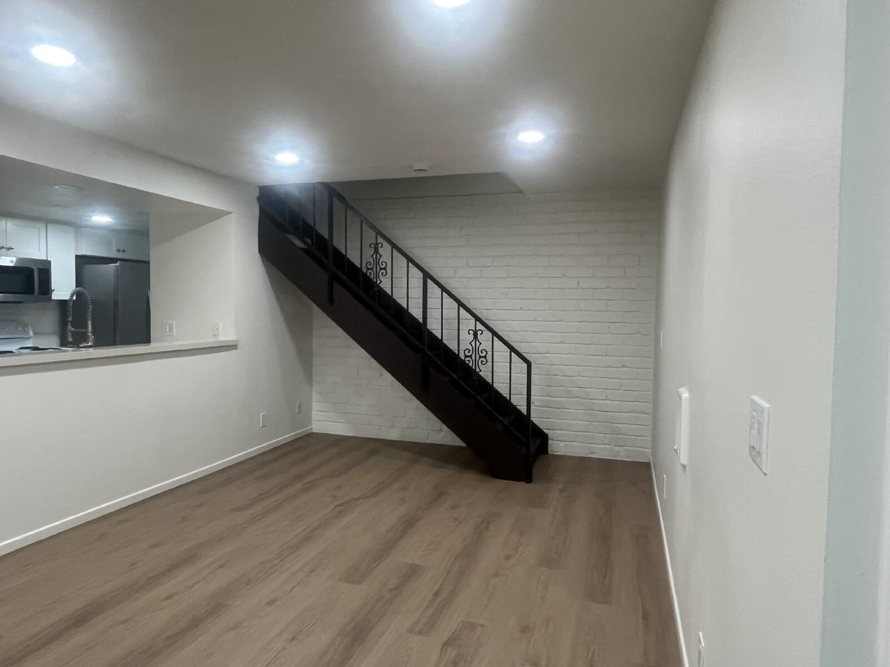 748 W Hemlock St - Photo 2 of 38