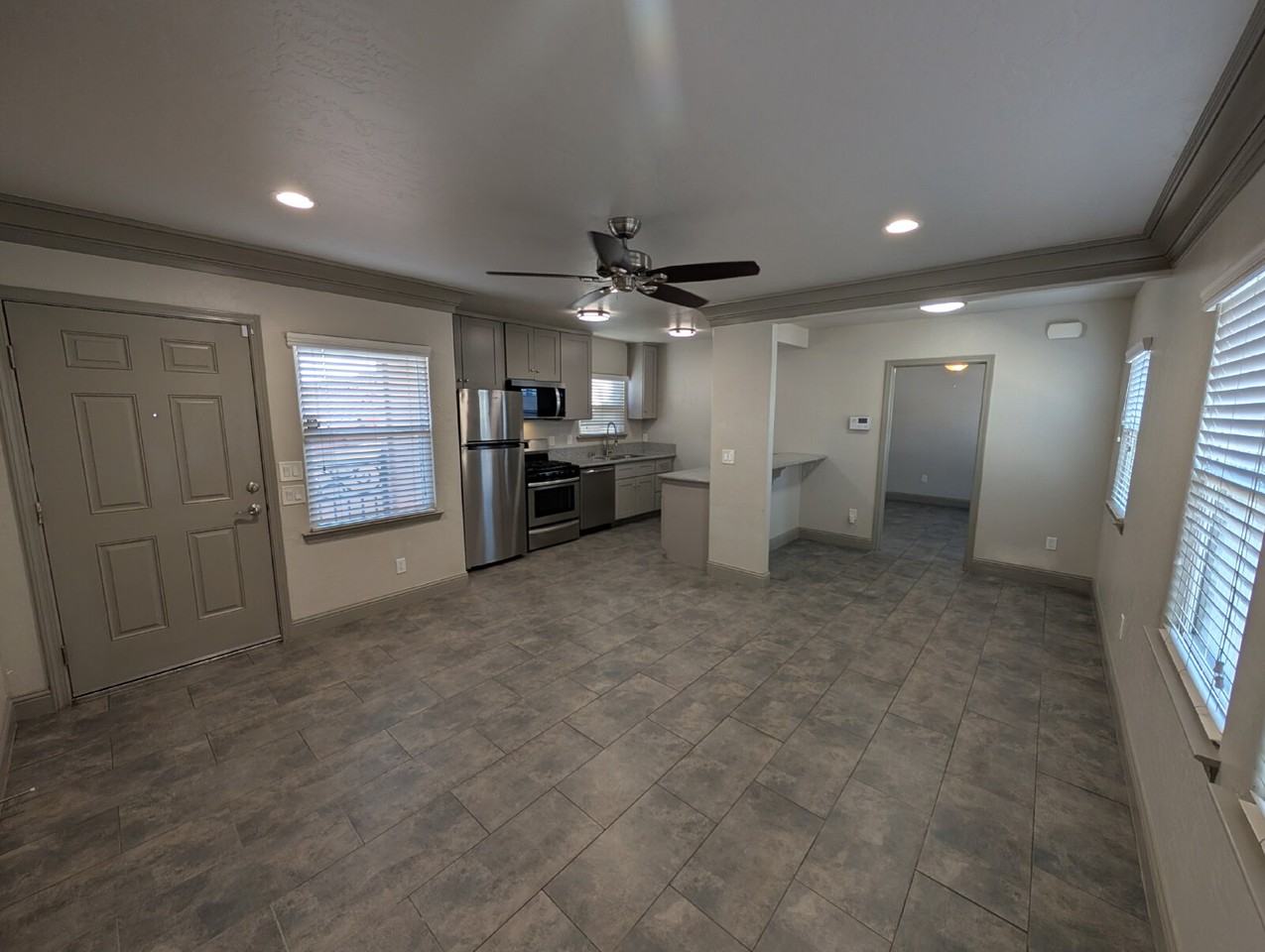 935 E Divisadero St - Photo 2 of 18