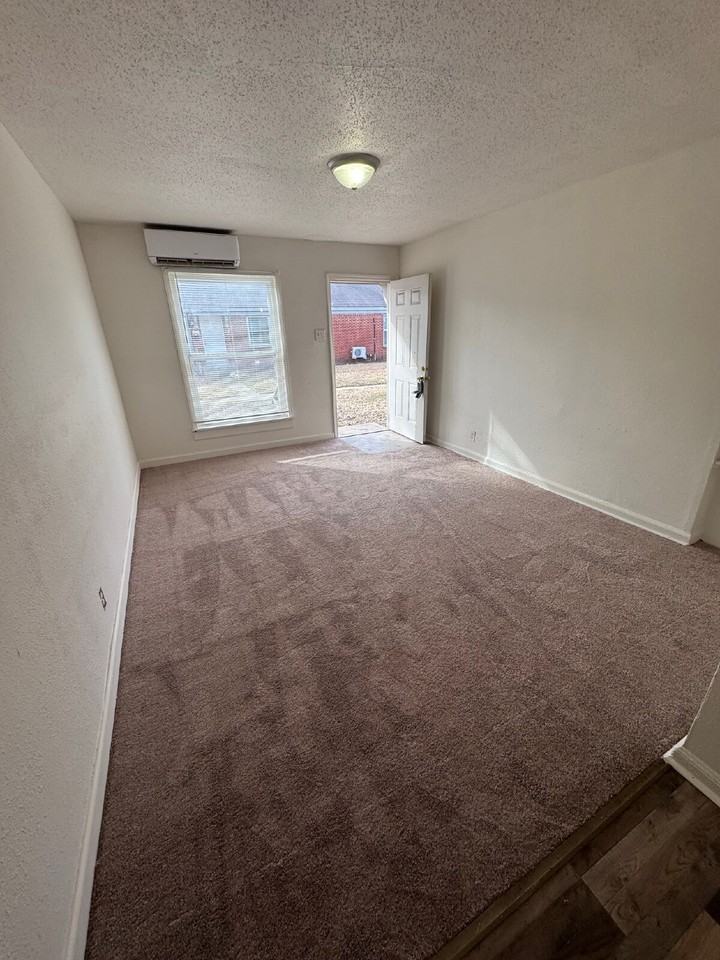 634 S Hydraulic St - Photo 2 of 6