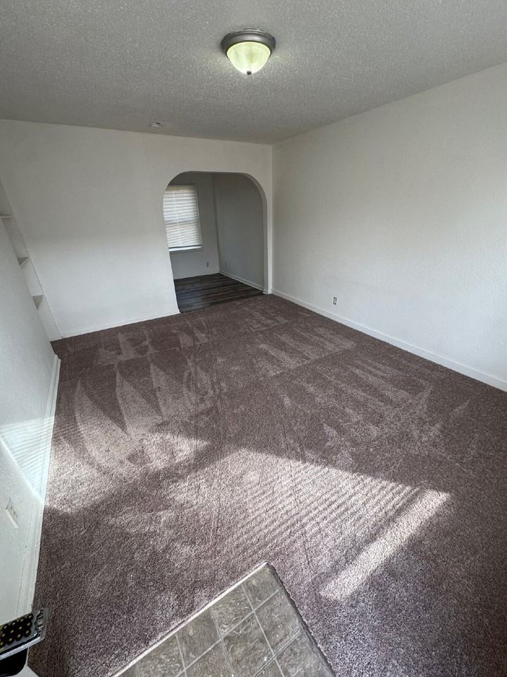 634 S Hydraulic St - Photo 3 of 6