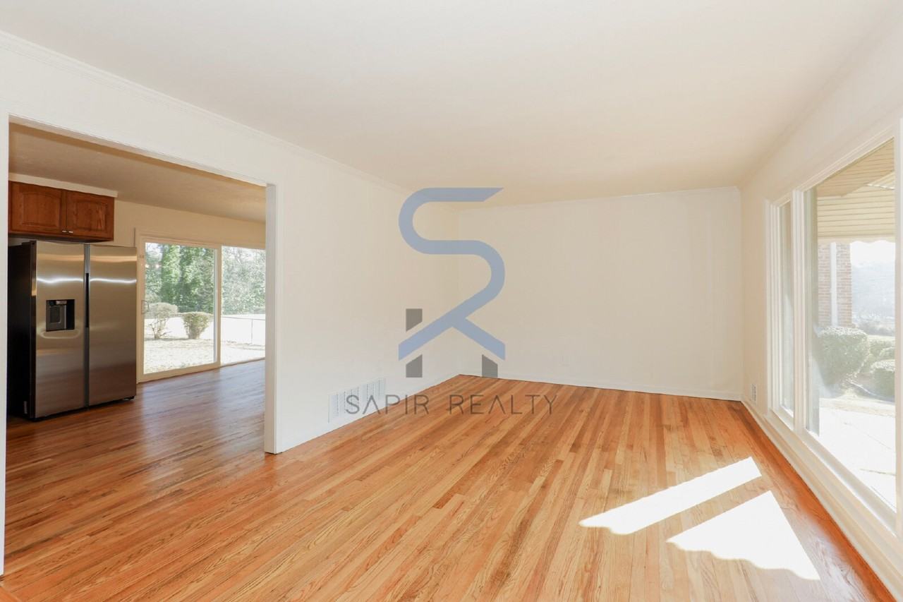 2322 Miriam Ln - Photo 4 of 20