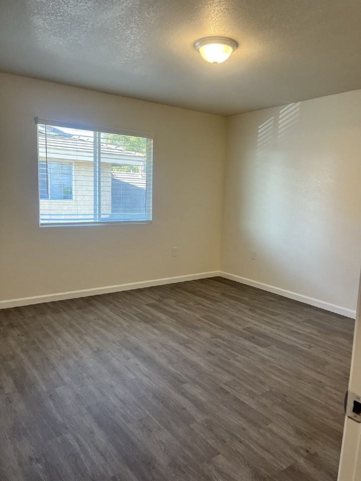 2728 - Photo 2 of 13