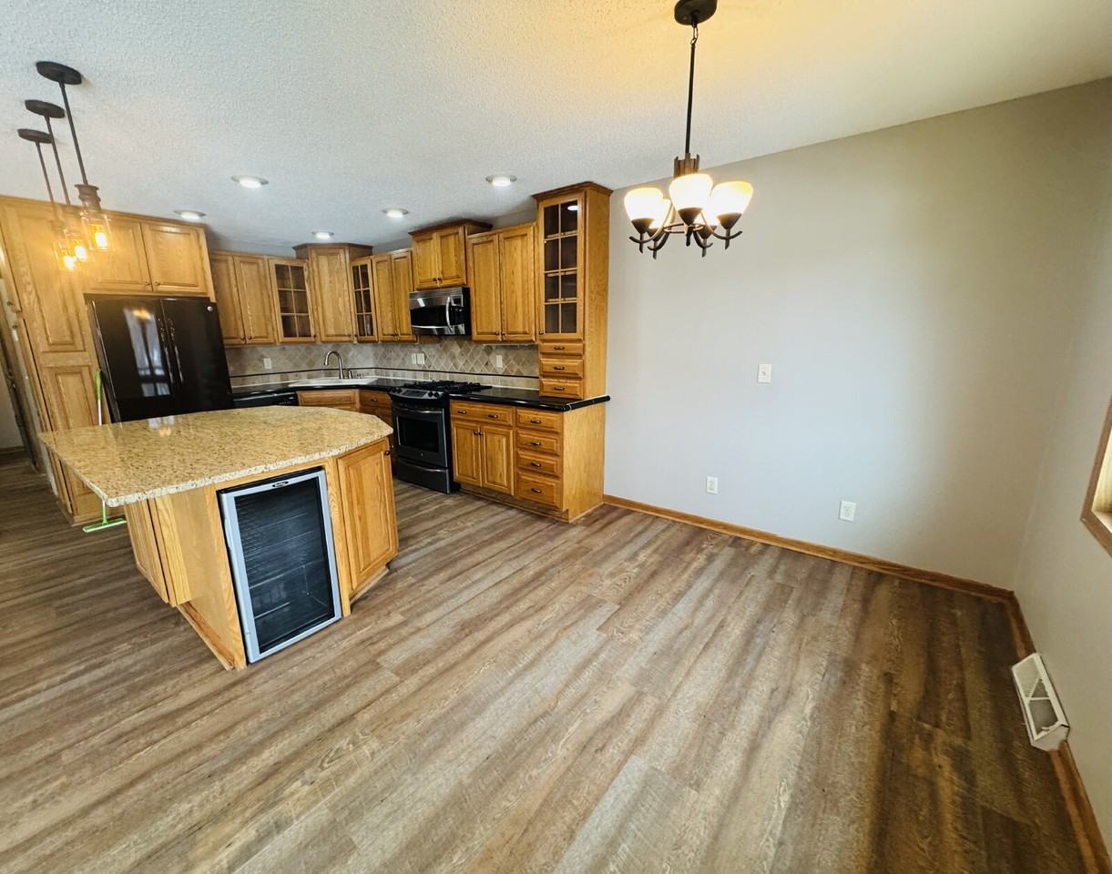 7349 York Ave N - Photo 5 of 28