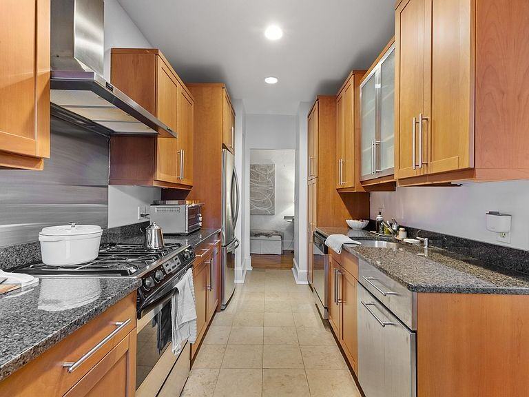 4 Lafayette Ct - Photo 2 of 12