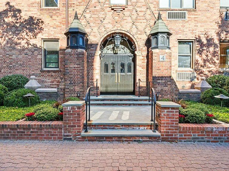 4 Lafayette Ct - Photo 5 of 12