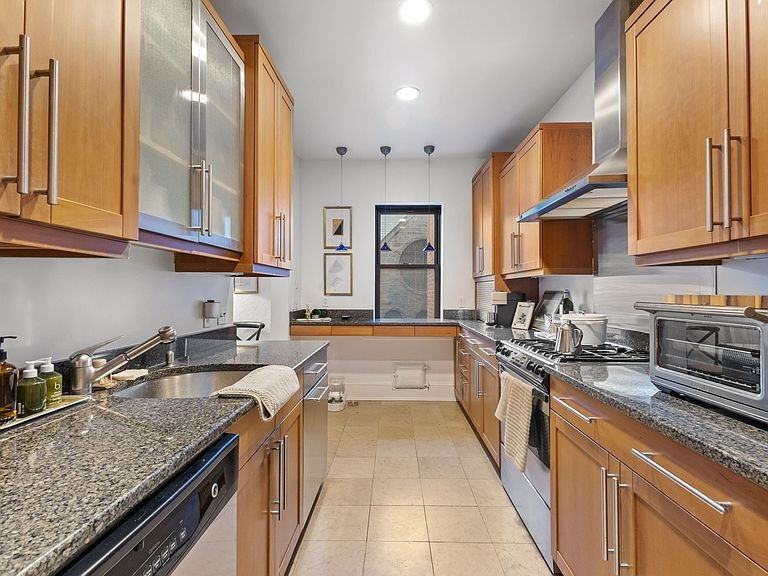 4 Lafayette Ct - Photo 7 of 12