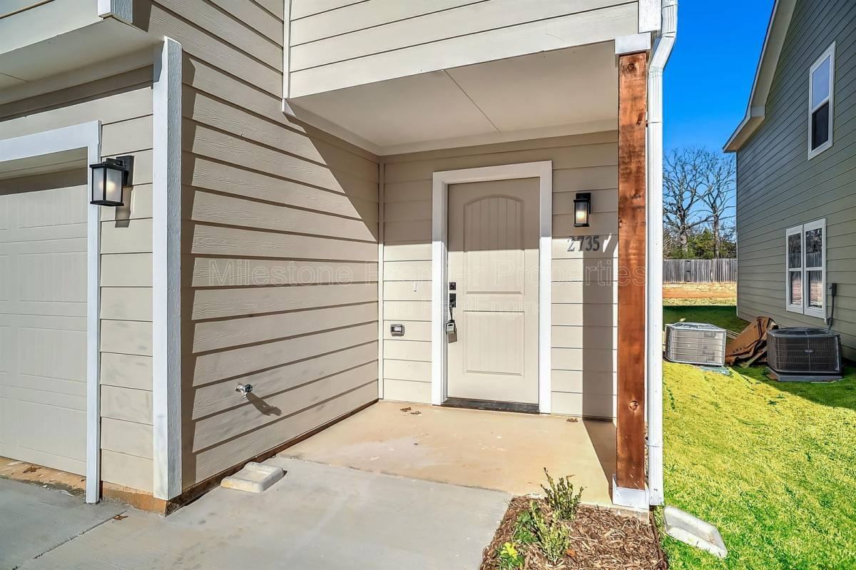 2735 W Washington St - Photo 2 of 10