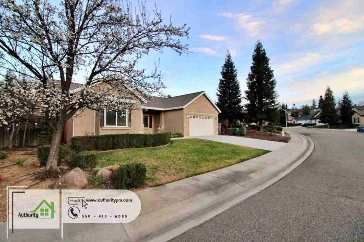 1447 Jen Way - Photo 3 of 10