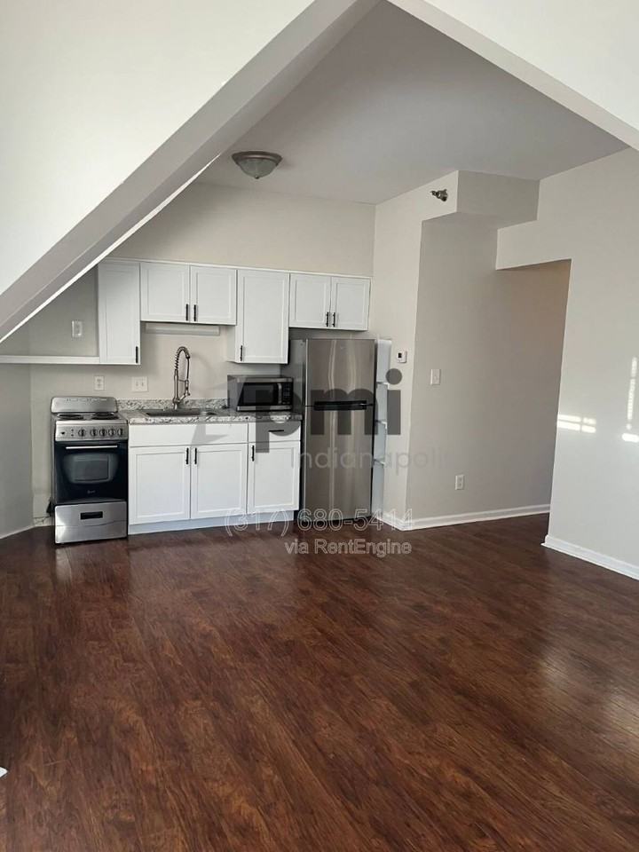 241 E 9th St #8 - Photo 2 of 9