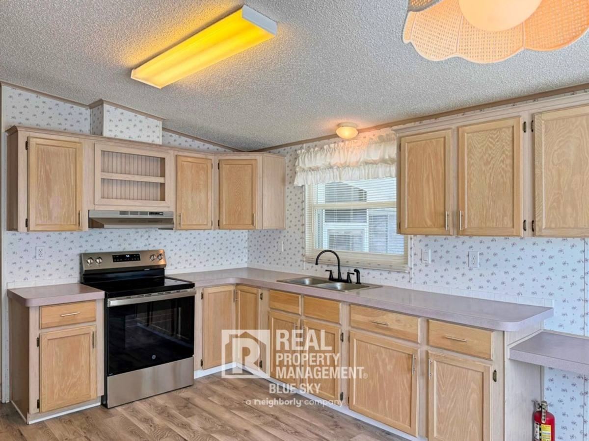 5641 Columbia Dr - Photo 2 of 10