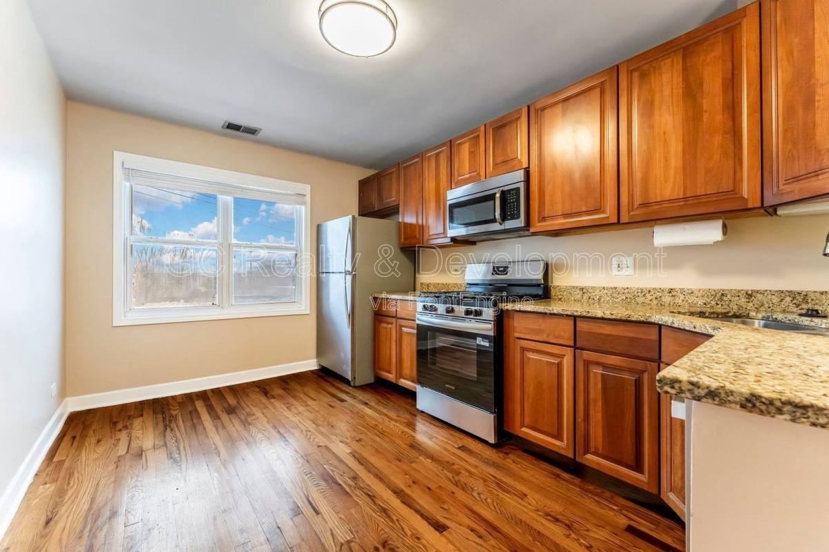 6417 N Damen Ave #3W - Photo 2 of 10