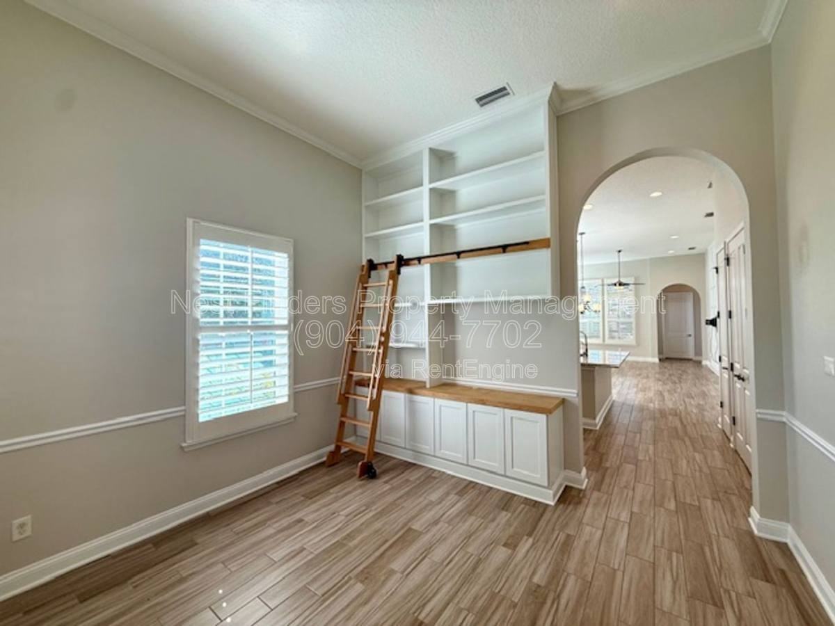628 Town Plaza Ave - Photo 3 of 10