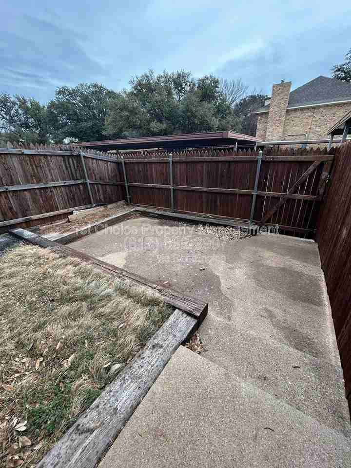 7425 Kingswood Dr - Photo 2 of 10