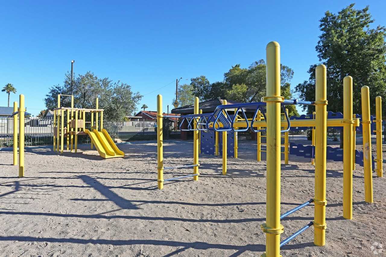 4326 N. 35th Ave. - Photo 6 of 25