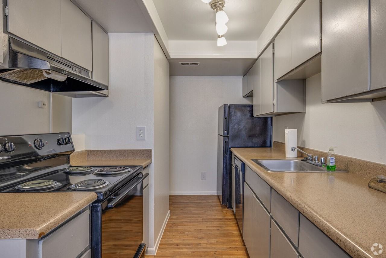 2540 W. Maryland Ave. - Photo 4 of 12