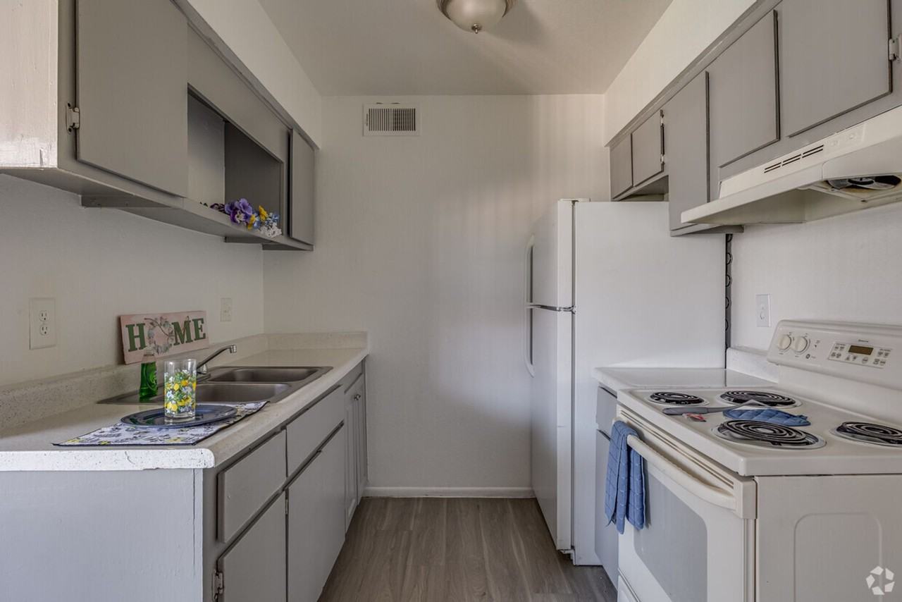 6801 N. 25th Drive - Photo 5 of 15