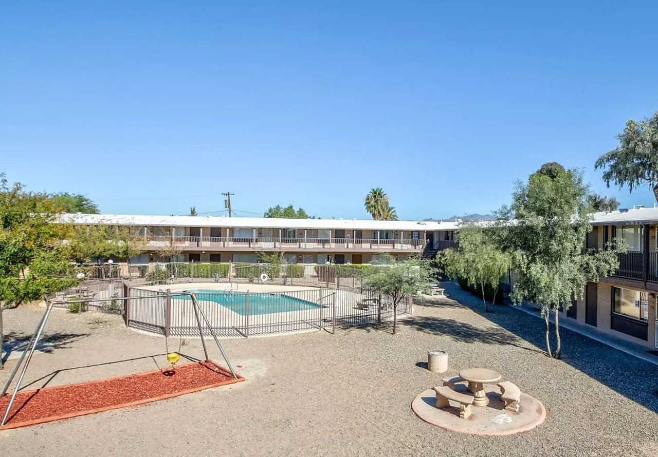 252 West Valencia Road - Photo 7 of 11