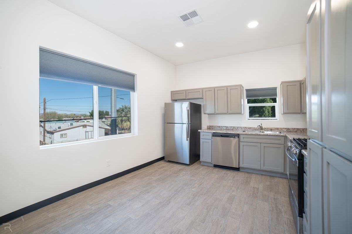 195 N 17th Ave ##201 - Photo 2 of 19