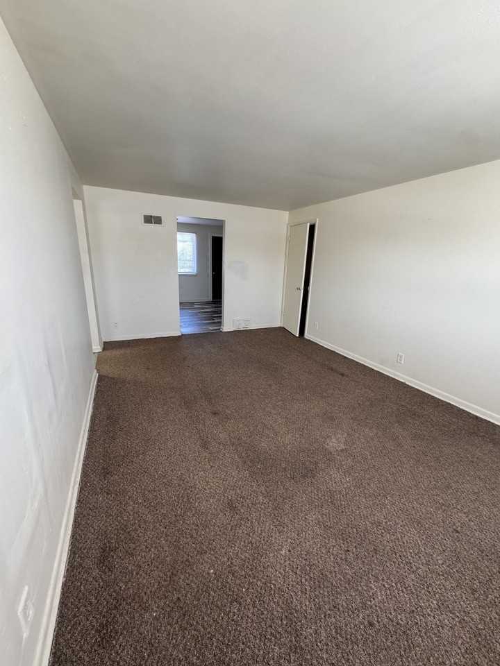 8940 W Carmen Ave #3 - Photo 4 of 6