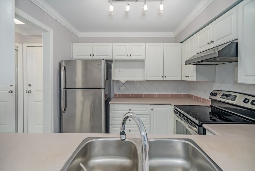 2229 152 Street #101 - Photo 4 of 9