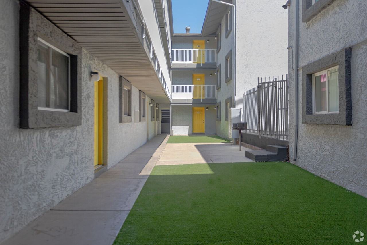 2502 W. Ocotillo Rd - Photo 4 of 16