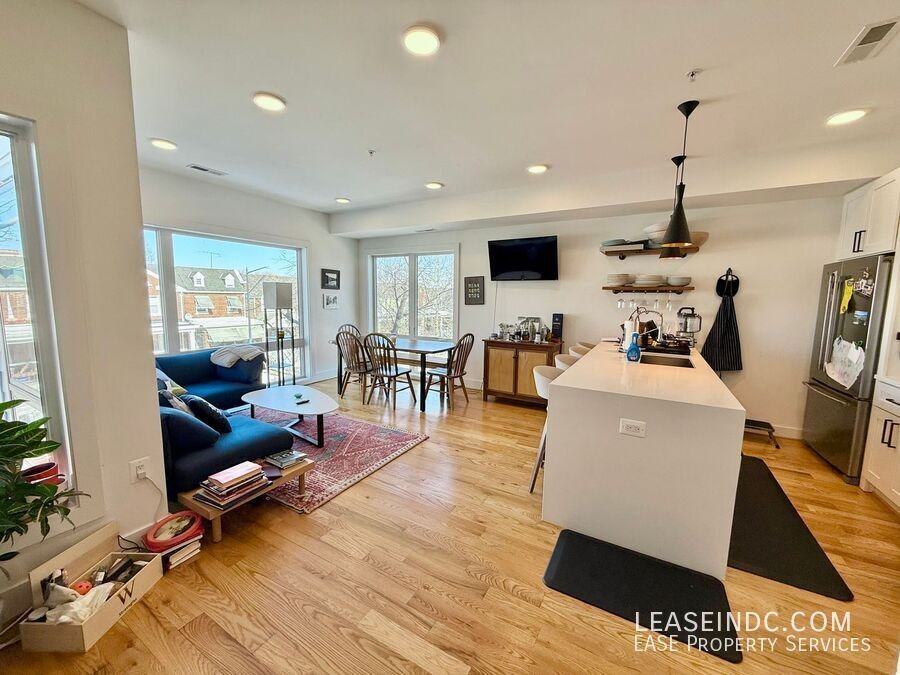 1719 D St Ne #2 - Photo 4 of 22