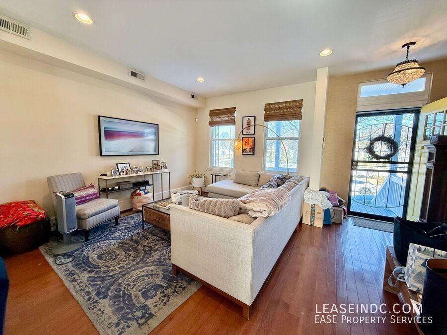 159 V St Ne - Photo 4 of 31