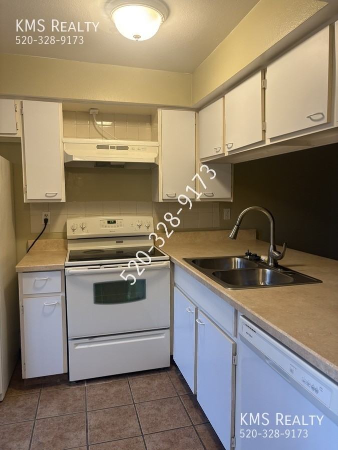 702 S Pantano Rd #D - Photo 3 of 25