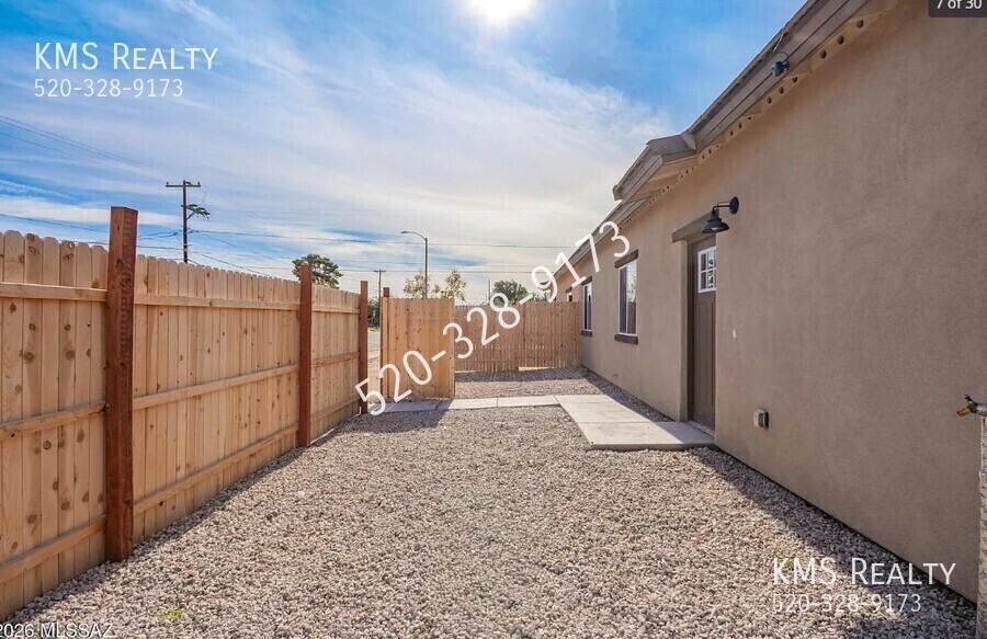 1304 S 5th Ave - Photo 3 of 16