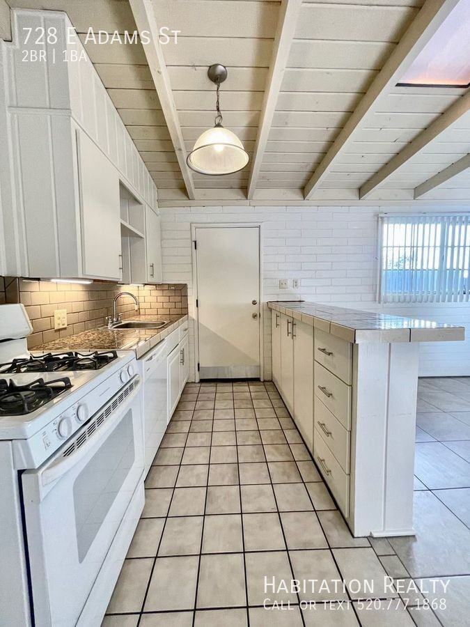 728 E Adams St - Photo 3 of 8