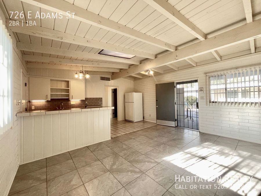 726 E Adams St - Photo 3 of 11