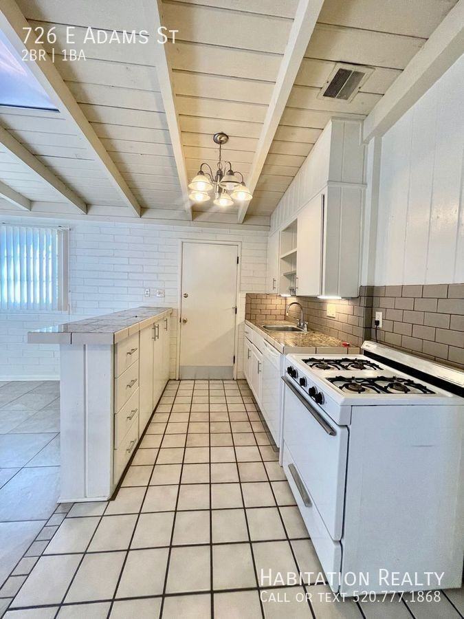 726 E Adams St - Photo 4 of 11