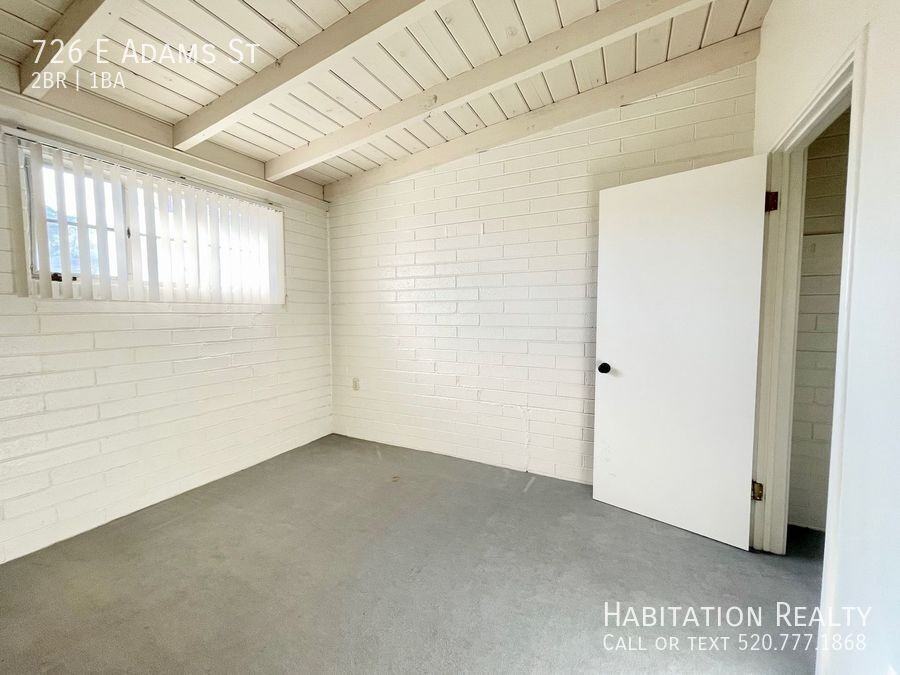 726 E Adams St - Photo 7 of 11