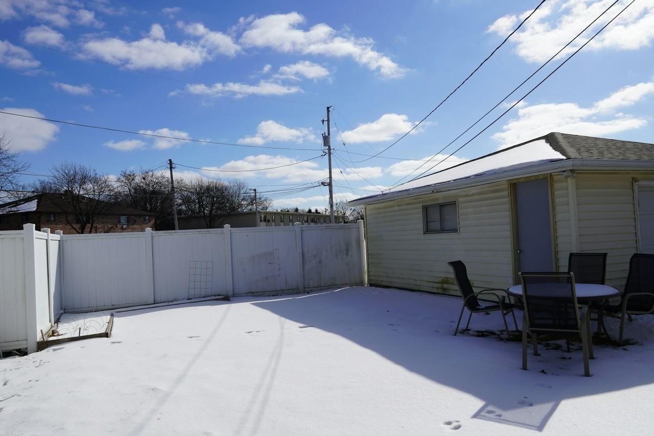 1453 West Barnard Avenue - Photo 2 of 18