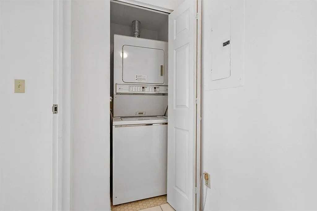 1 Watermill Pl - Photo 3 of 20