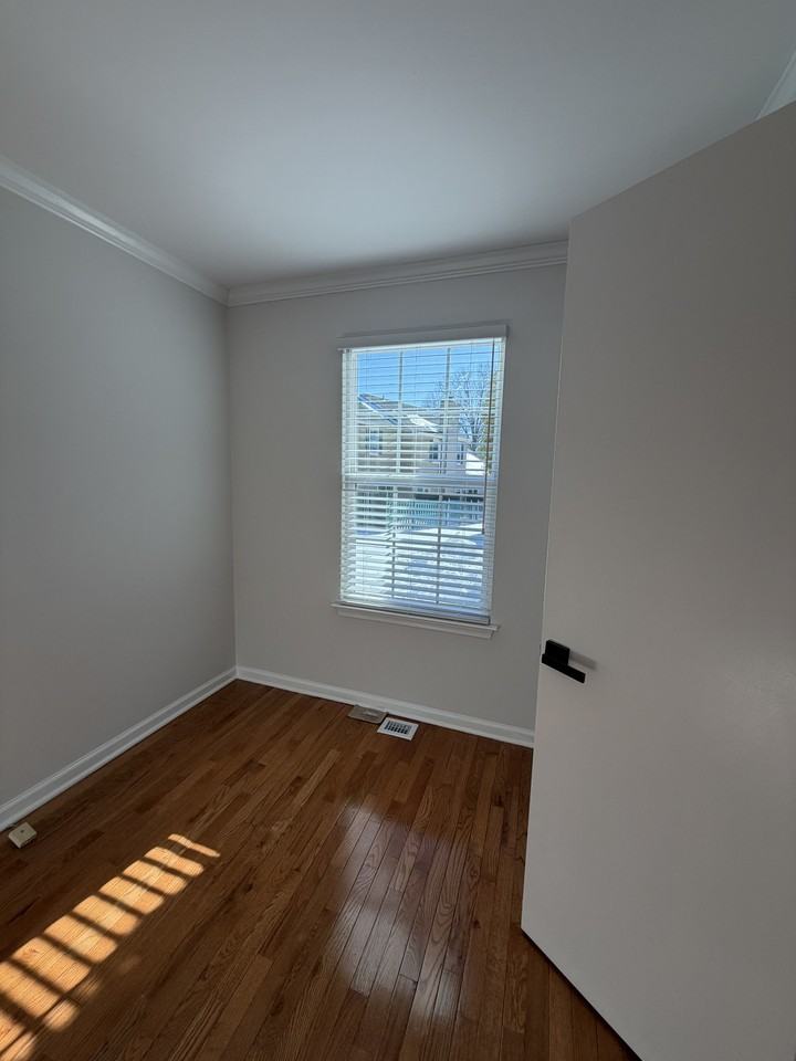 660 Bayberry Ln - Photo 4 of 27